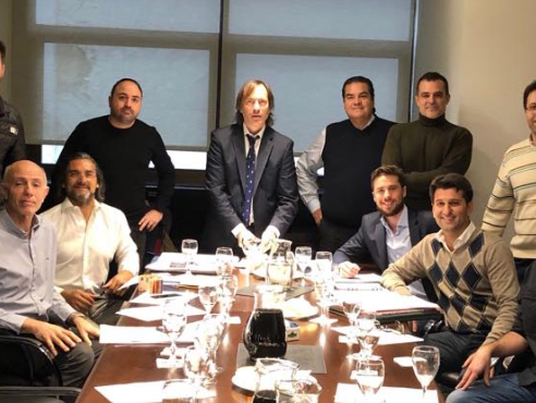 Equipo de profesionales trabajando en conjunto